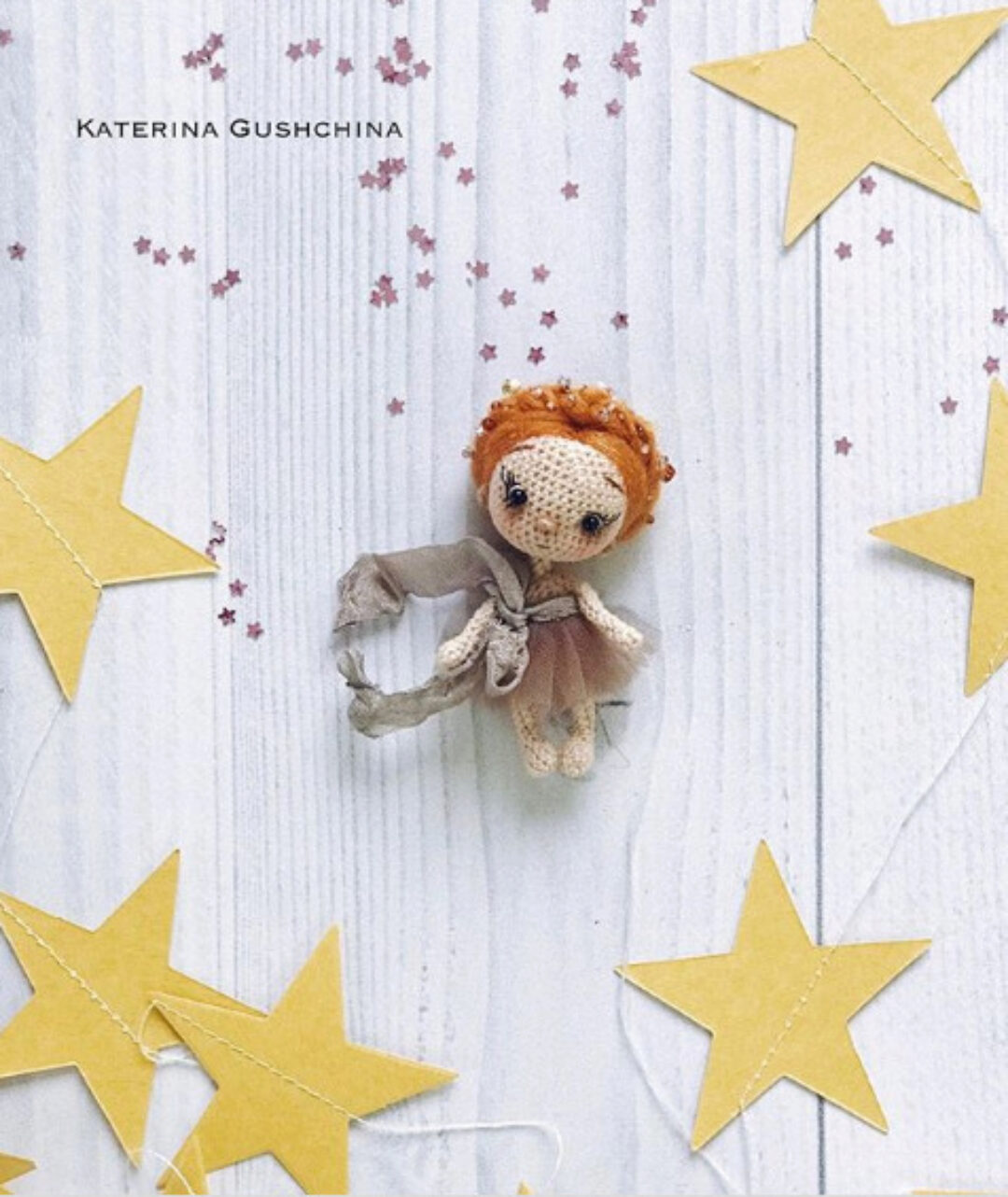 [Амигуруми] Брошь Куколка (Екатерина Гущина)