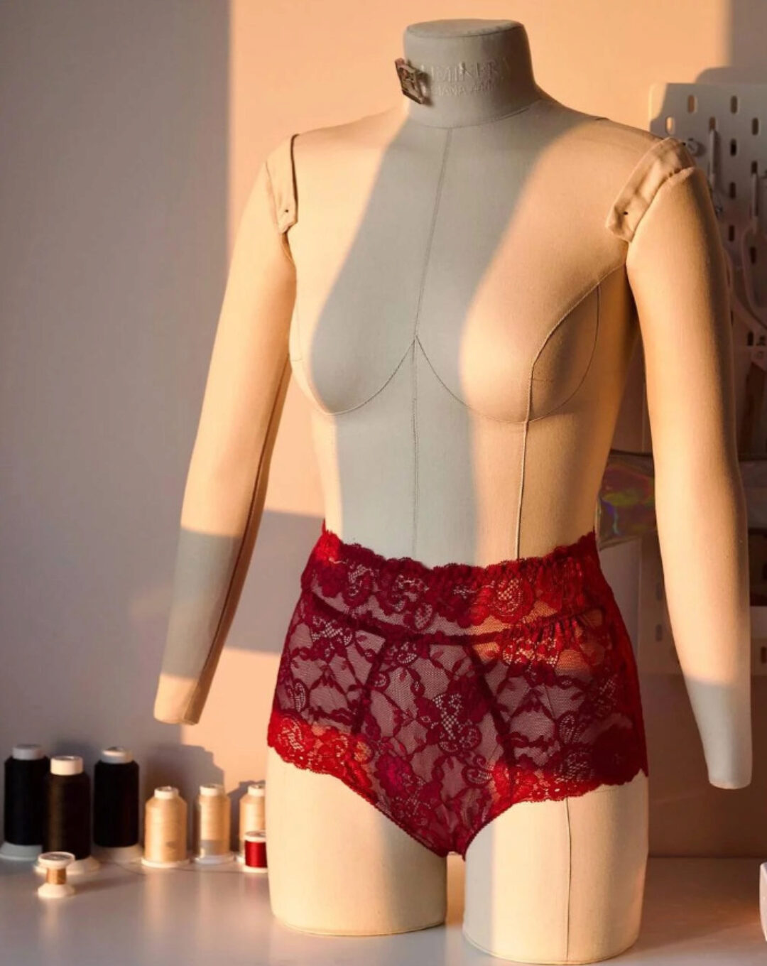 Трусики-шорты на высокой посадке из эластичного кружева. Размеры 40-56 (Алёна Кочкарева)