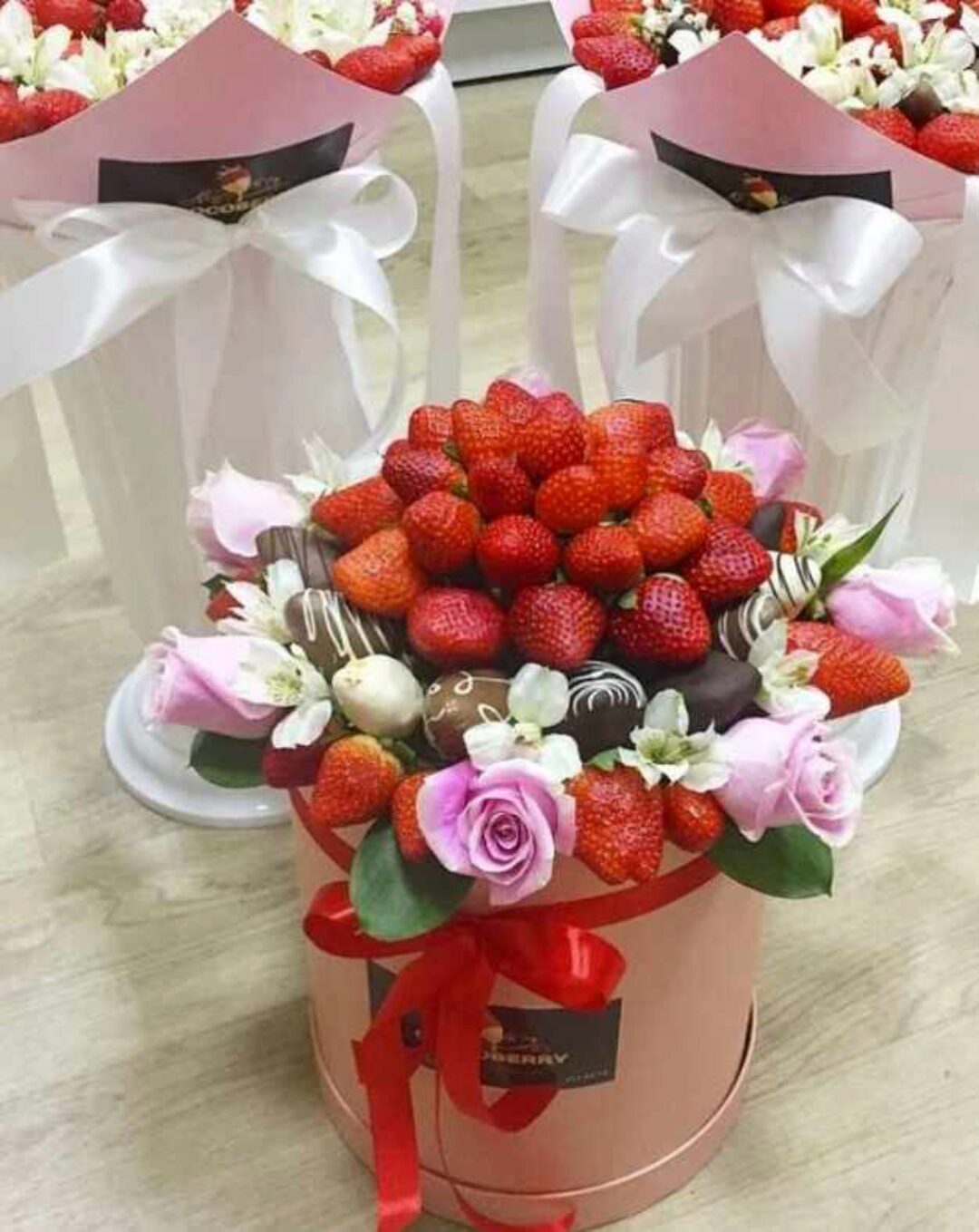 [ChocoBerry School] Букет из клубники в шляпной коробке (Алина Черенцова)