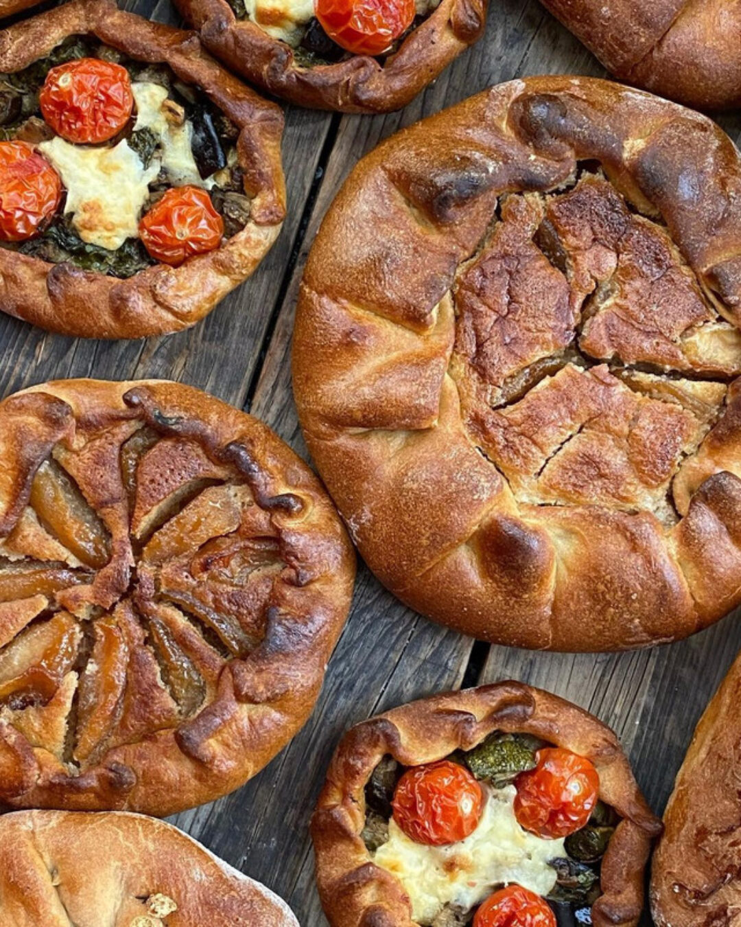 Ржано-пшеничное тесто и пироги с разнообразными начинками (Екатерина Сваровская)