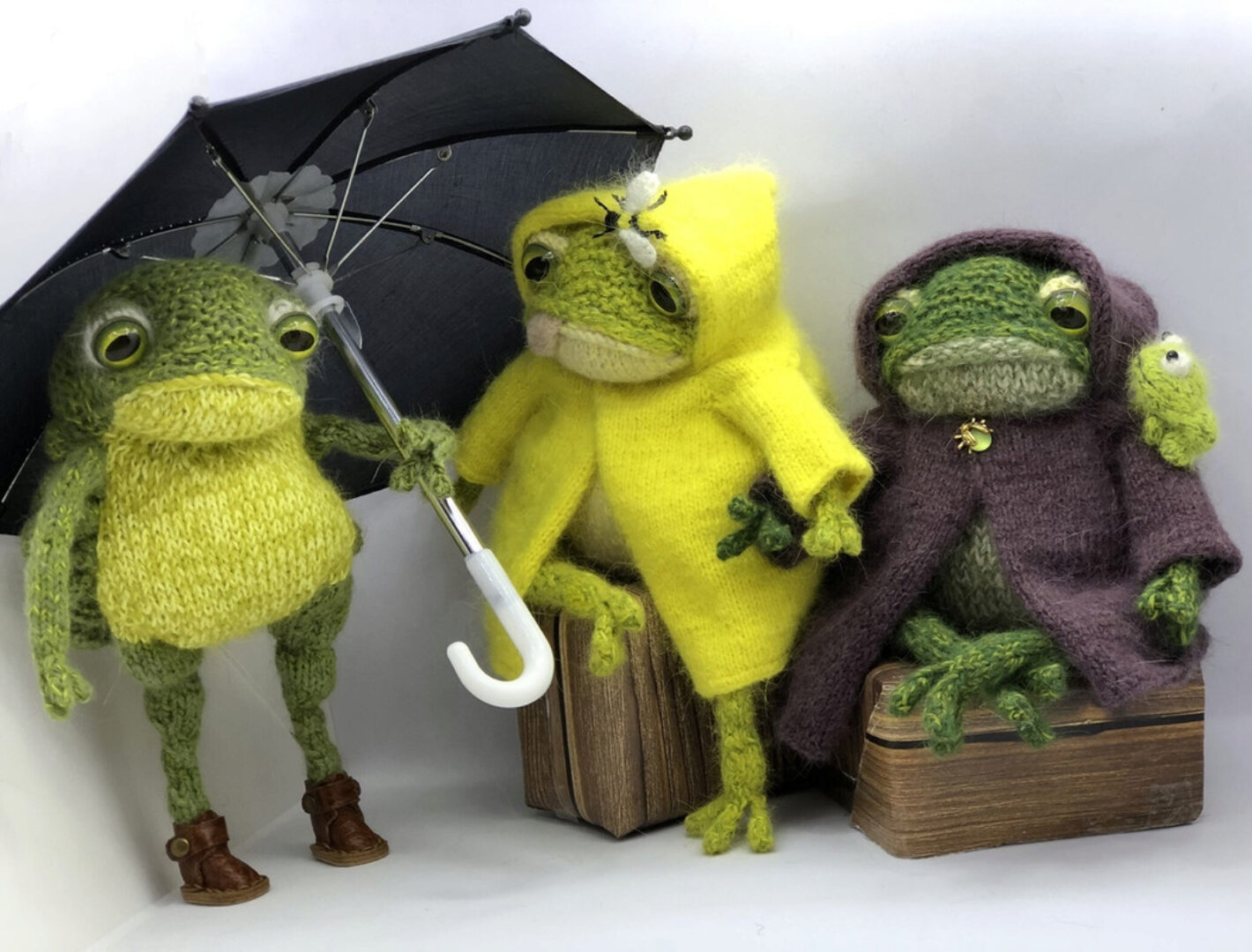 Дождевик для жабки, маленькая лягушка, оса (Елена Дарченко)