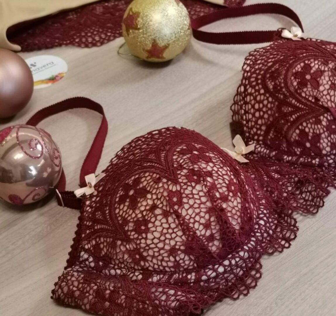 Кружевной бюст с чашкой из бельевого поролона (Вера Воронина)