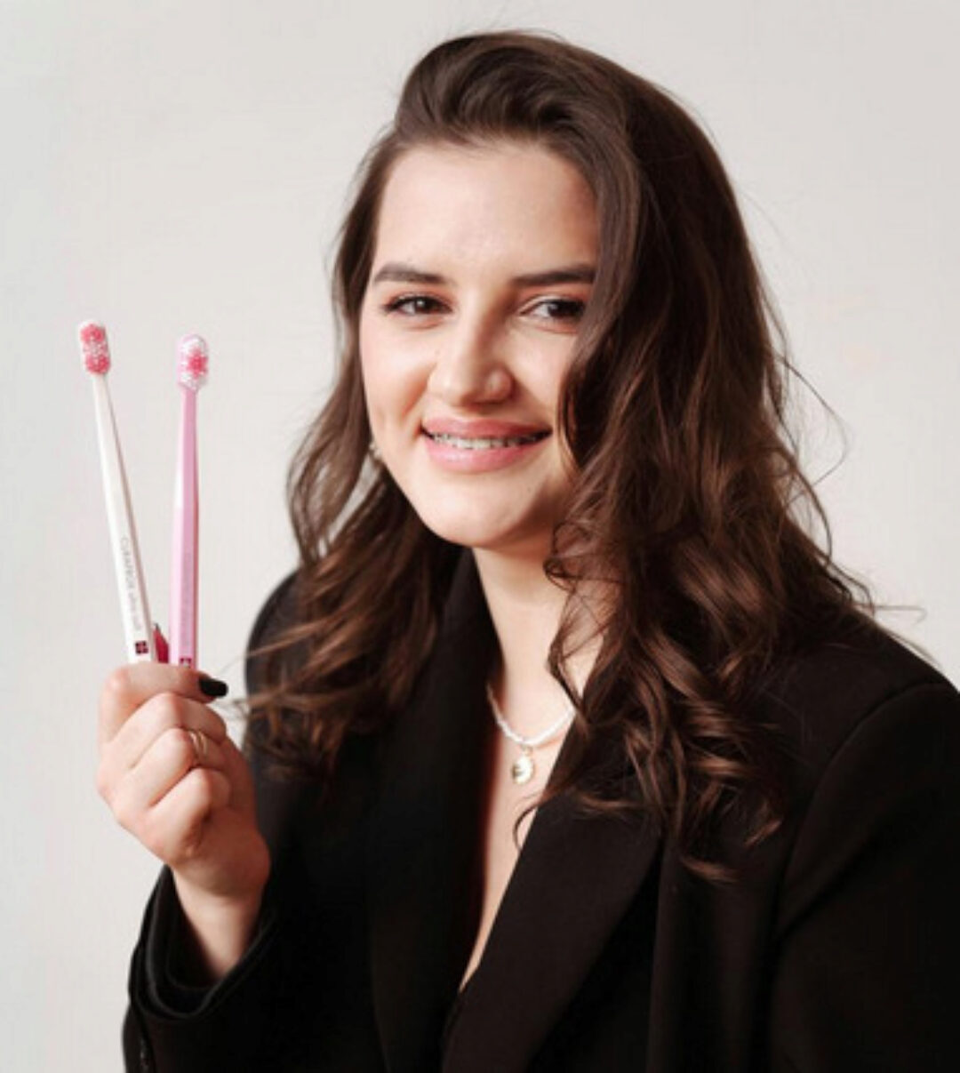 Какую зубную щетку выбрать и как правильно ей пользоваться (Анжелика Луговая)