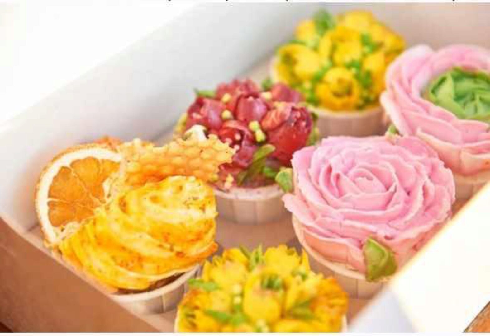 Капкейк - это маленький тортик: сборник из 5 рецептов капкейков с декором из революционного стойкого ПП-крема (Ирина Собченко)