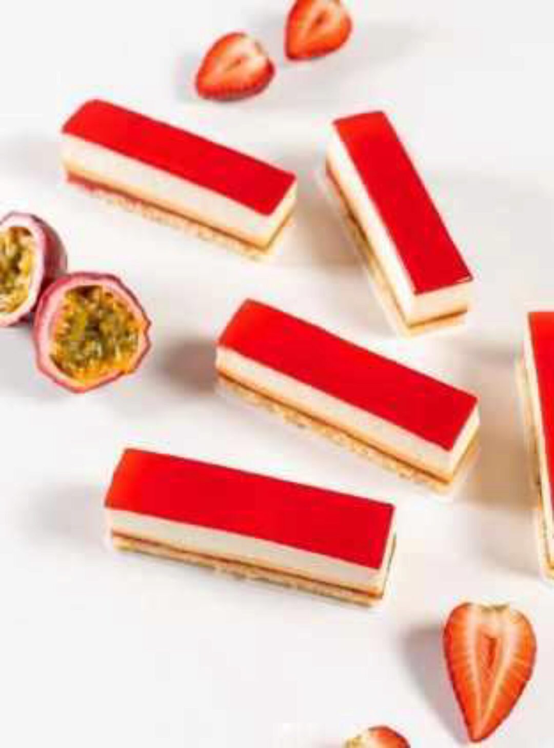 Нарезное пирожное «Клубничное танго» (Вера Никандрова)