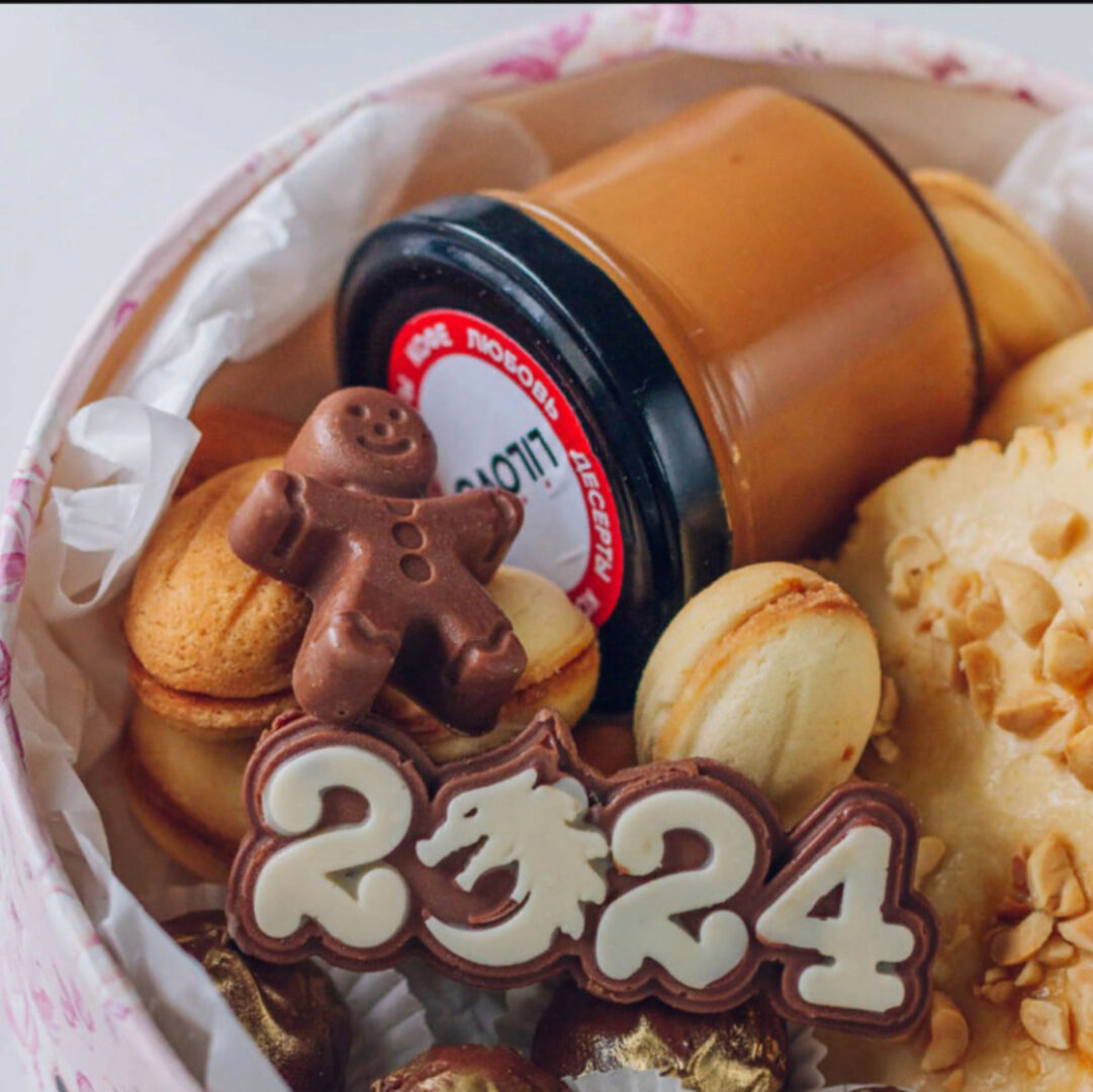 Сборник рецептов Десерты к праздникам (Лилия Завадская)